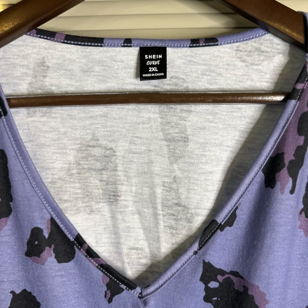 SHEIN CURVE PURPLE AND BLACK CHEETAH PRINT SHORT SLEEVE TOP SIZE 2XL - Picture 2 of 2